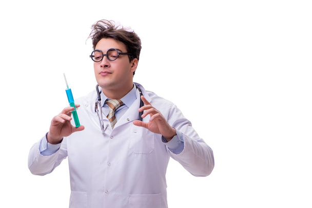 Αστείος γιατρός με σύριγγα που απομονώνεται σε λευκό - Φωτογραφία, εικόνα