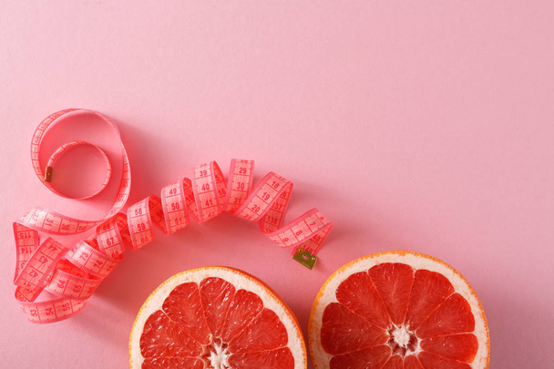 Diäthintergrund, Grapefruit mit Maßband - Foto, Bild