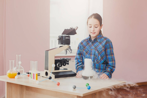 Девушка проводит эксперимент с азотом в лаборатории
 - Фото, изображение