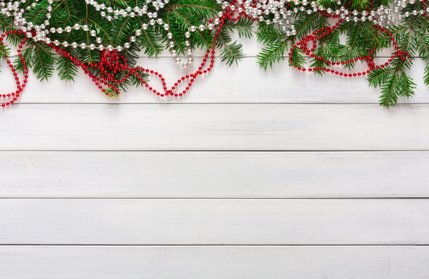 Boże Narodzenie tło z cukierki i fir tree granicy na drewno - Zdjęcie, obraz