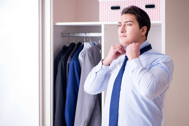 Mladý muž podnikatel se obléká do práce - Fotografie, Obrázek