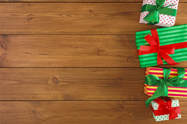 Красочные коробки подарков для любого отдыха на деревянном фоне
 - Фото, изображение