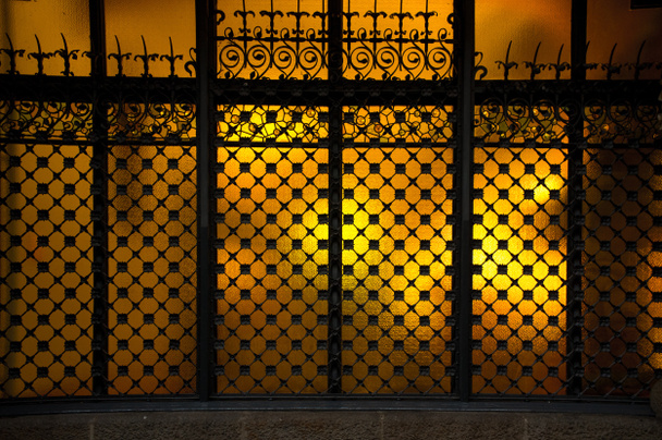 Декоративная металлическая решетка на окне
 - Фото, изображение