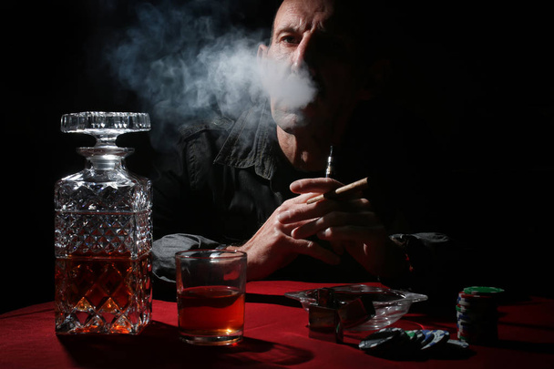 чоловік курить трубу і грає в покер
 - Фото, зображення
