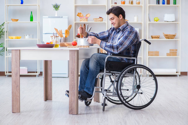 Behinderter bereitet in Küche Suppe zu - Foto, Bild