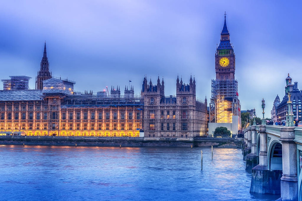 Londres, Reino Unido: o Palácio de Westminster com Big Ben, Torre Elizabeth, vista do outro lado do rio Tamisa
 - Foto, Imagem