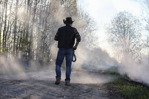 Cowboy paksussa savussa tiellä
 - Valokuva, kuva