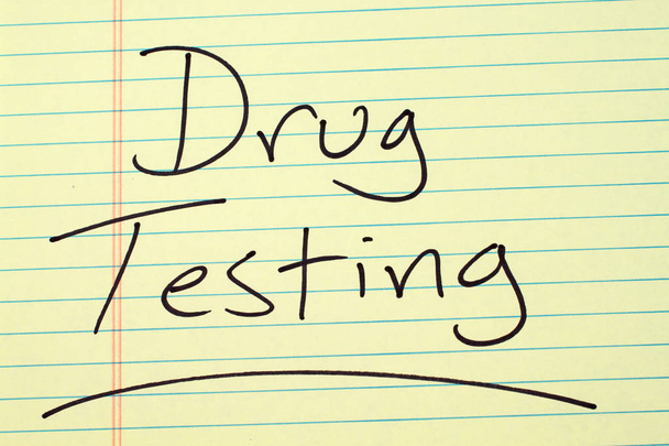Ναρκωτικά δοκιμές σε ένα κίτρινο μαξιλάρι νομικής - Φωτογραφία, εικόνα