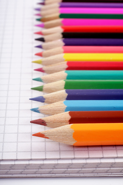 colored pencils on notepad - Φωτογραφία, εικόνα