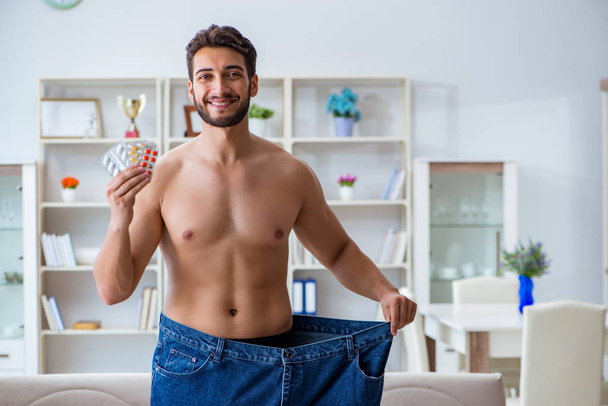Mann in übergroßer Hose im Gewichtsverlust-Konzept - Foto, Bild