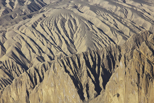 sivatag és távoli hegyek  - Fotó, kép