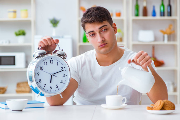 Homem com despertador adormecendo no café da manhã - Foto, Imagem