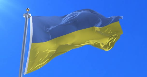 Ukrajinská vlajka mávala na vítr v modré obloze, smyčka - Záběry, video
