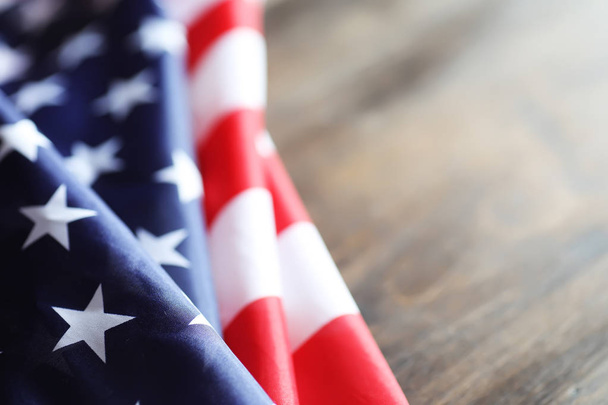 Bandeira americana em uma mesa de textura de madeira
 - Foto, Imagem