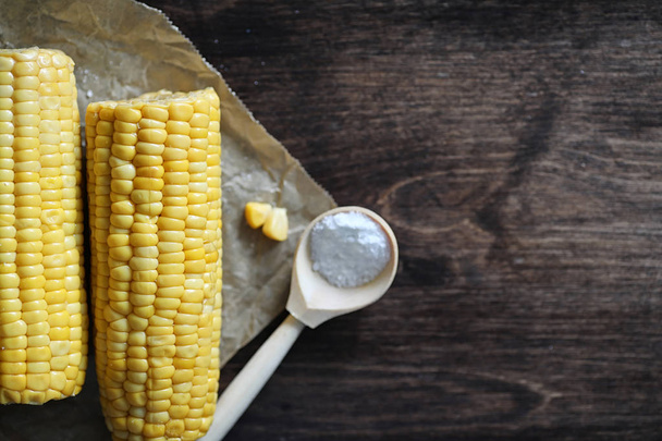 Boiled corn cob with salt on a wood - Zdjęcie, obraz