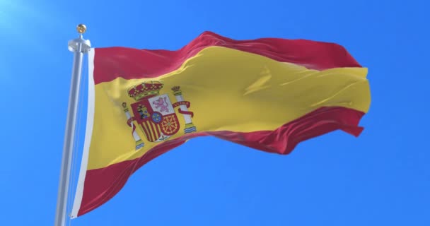 Ισπανία σημαία να κυματίζει στην wind με το μπλε του ουρανού σε αργή, βρόχο - Πλάνα, βίντεο
