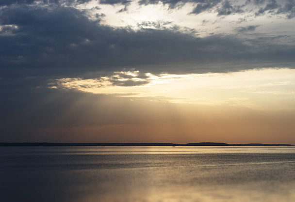 Sunset rays over the ocean landscape background - Foto, Imagen