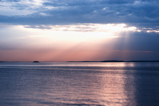 Západ slunce paprsky nad oceánem krajina pozadí - Fotografie, Obrázek