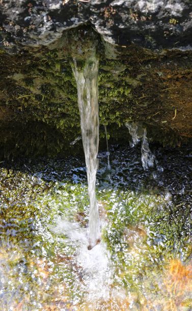 Detail des antiken Brunnens aus Stein und Trinkwasser - Foto, Bild