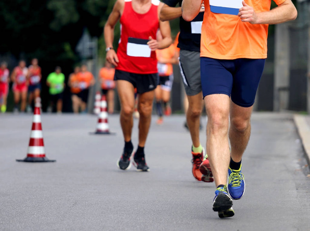 Corrida e atletas em sportswear corrida nas estradas
 - Foto, Imagem