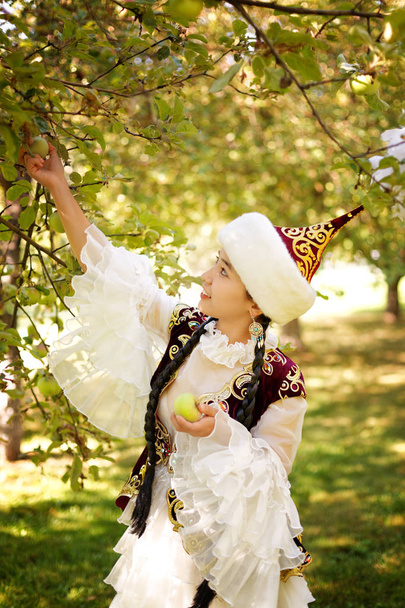 Mooie Kazachstaanse vrouw in klederdracht - Foto, afbeelding