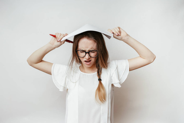 Підліток з проблемами в школі, розлючена дівчина в окулярах і біла блузка
 - Фото, зображення