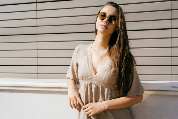 sunny picture, beautiful girl in sunglasses, on city streets - Foto, immagini
