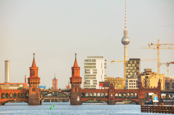 ベルリンのオーバーバウム橋 - 写真・画像