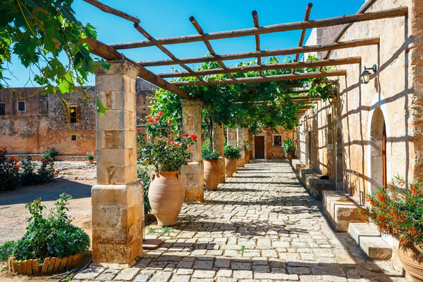 ギリシャ、クレタ島のアルカディ修道院の中庭 - 写真・画像