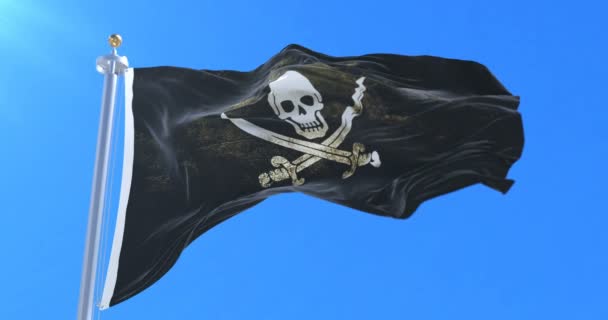 Piraat vlag zwaaien op wind in langzaam met blauwe hemel, lus - Video