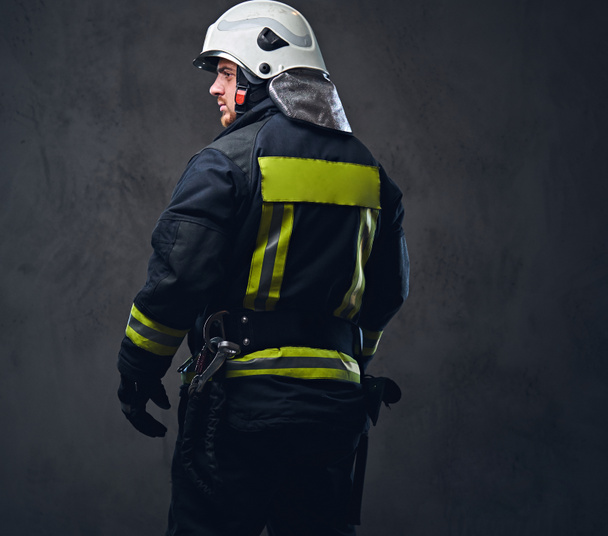 Brandweerman gekleed in uniform - Foto, afbeelding