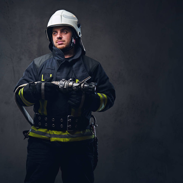 Studioporträt eines Feuerwehrmannes - Foto, Bild