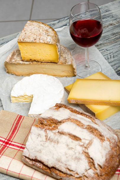 Διάφορα Γαλλικά τυριά με ένα ποτήρι κρασί - Φωτογραφία, εικόνα