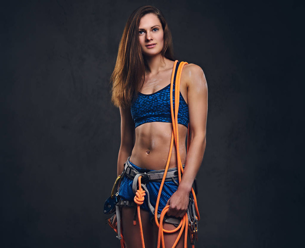 Female free climber holds rope  - Foto, Imagen
