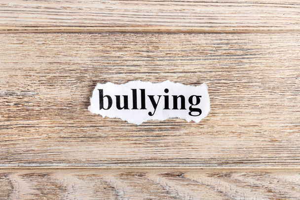 Texto de intimidación en papel. Bullying Palabra en papel roto. Imagen conceptual
 - Foto, Imagen