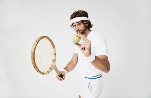 Tennis player ready to serve tennis ball - Foto, Imagem