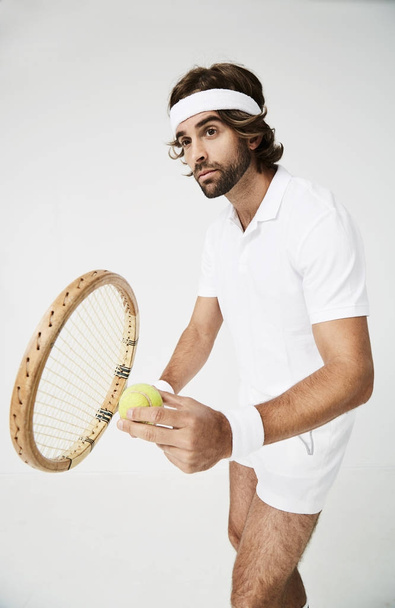 Tennis guy ready to serve the ball - Fotoğraf, Görsel