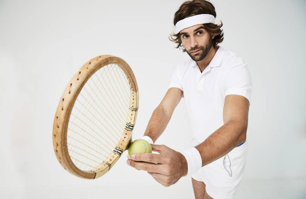 Tennis guy ready to serve the ball - Foto, Bild