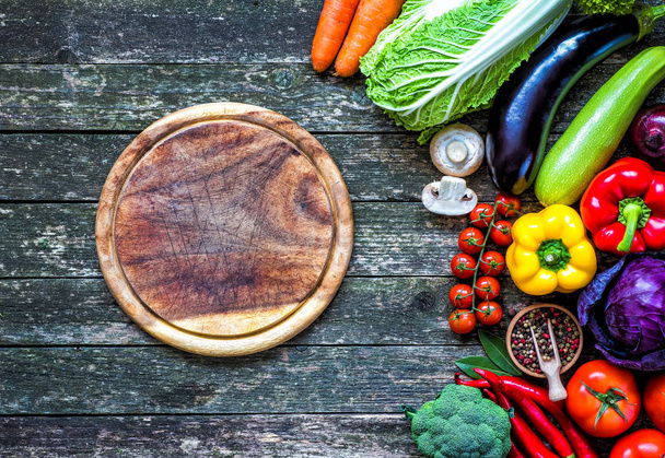 Zelenina na dřevo. Zdravé potraviny bio, byliny a koření. - Fotografie, Obrázek