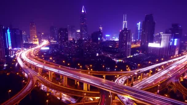 Čas zanikla rušné městské dopravy s pruhy světla stezka v noci, Šanghaj. - Záběry, video