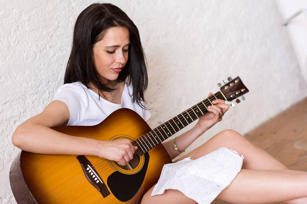 kobieta gra na gitarze akustycznej - Zdjęcie, obraz