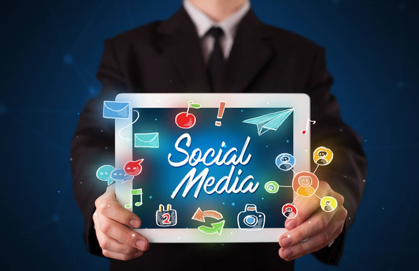Бизнесмен держит планшет с графикой в социальных сетях
 - Фото, изображение