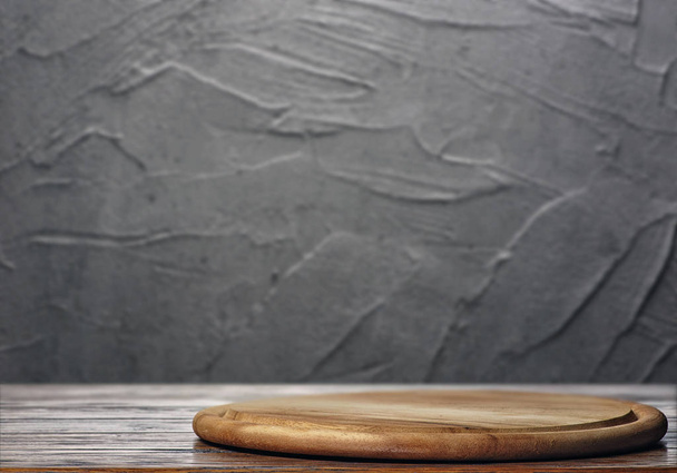 Kitchen wooden board on table - Foto, afbeelding