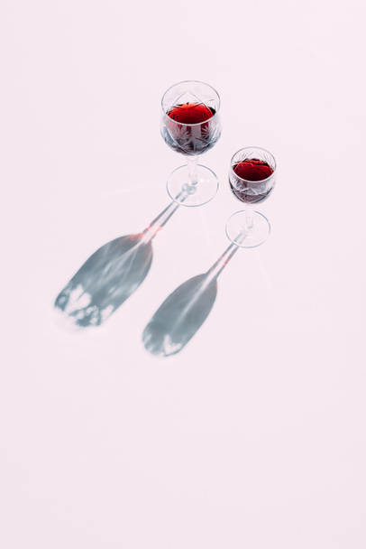 zwei Gläser Wein - Foto, Bild