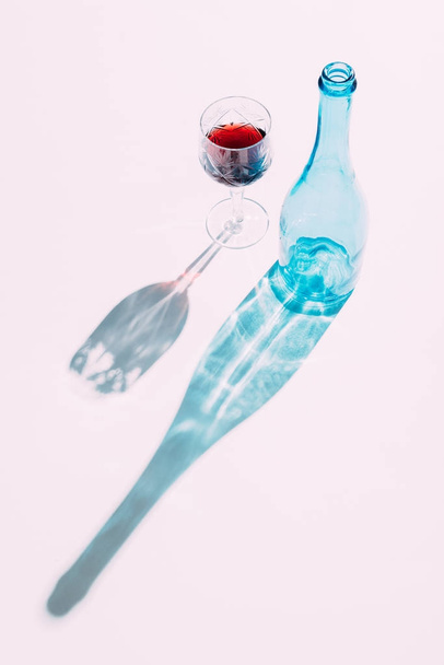Стакан вина и голубая бутылка
  - Фото, изображение