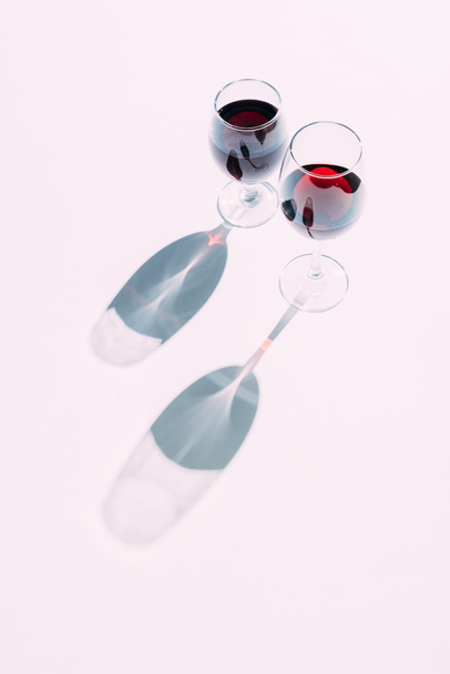 Two glasses of red wine - Φωτογραφία, εικόνα