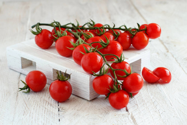 Wiśniowe pomidory na starym drewnianym stole - Zdjęcie, obraz