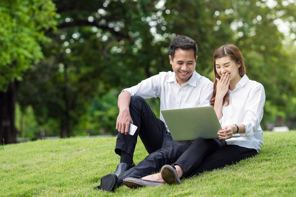 asiático casal usando laptop
  - Foto, Imagem
