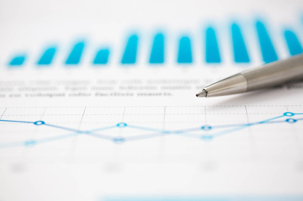 金融統計資料ボール オフィスのテーブルでペンのインフォ グラフィック - 写真・画像