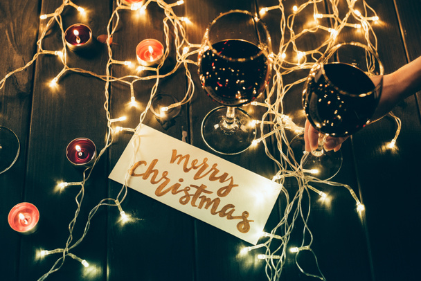 gözlük şarap ve neşeli Noel kartı ile - Fotoğraf, Görsel